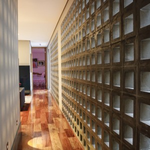 Corredor de acesso ao dormitórios, detalhe dos cobogós. (Ar:Co – Arquitetura Cooperativa).