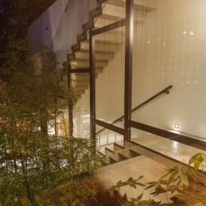 Detalhe da escada de acesso ao pavimento superior. (Ar:Co – Arquitetura Cooperativa).