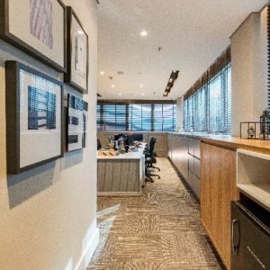 Vista da Recepção para a Sala de Trabalho. (Ar:Co – Arquitetura Cooperativa).