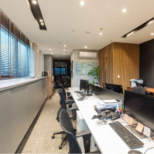 Vista da Sala de Trabalho para a Recepção. (Ar:Co – Arquitetura Cooperativa).