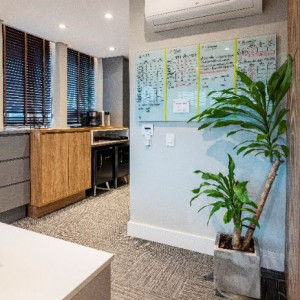 Vista da Sala de Trabalho para a Copa. (Ar:Co – Arquitetura Cooperativa).