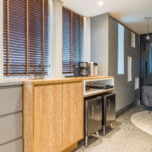 Vista da Sala de Trabalho para a Copa. (Ar:Co – Arquitetura Cooperativa).