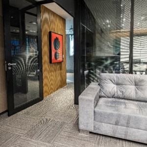 Vista da Sala da Diretoria para a Recepção. (Ar:Co – Arquitetura Cooperativa).