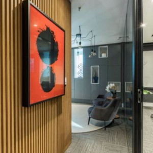 Vista da Sala da Diretoria para a Recepção. (Ar:Co – Arquitetura Cooperativa).