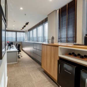 Vista da Recepção para a Sala de Trabalho. (Ar:Co – Arquitetura Cooperativa).