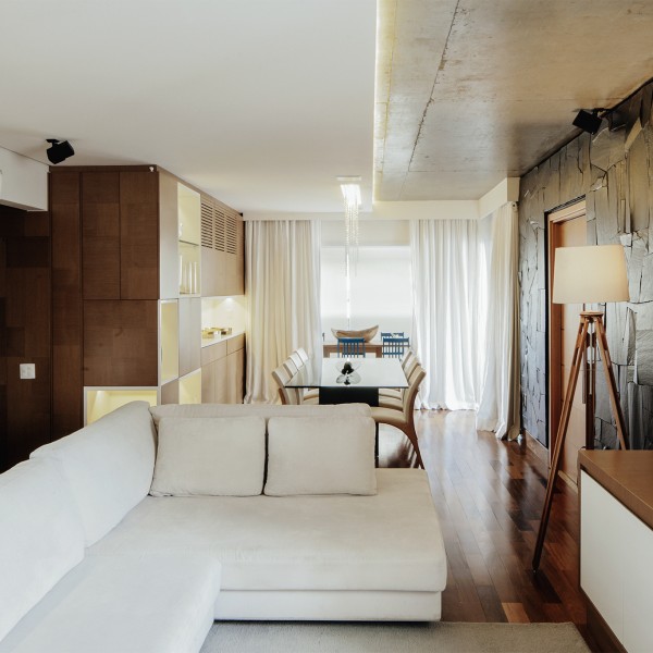 Foto da sala de estar para a sala de jantar. (Ar:Co – Arquitetura Cooperativa).