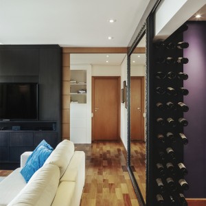 Foto da Sala de Estar com detalhe da vinícola. (Ar:Co – Arquitetura Cooperativa).
