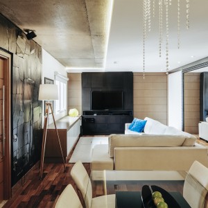 Foto da sala de jantar para a sala de estar com as portas fechadas. (Ar:Co – Arquitetura Cooperativa).