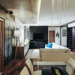 Foto da sala de jantar para a sala de estar com as portas abertas. (Ar:Co – Arquitetura Cooperativa).