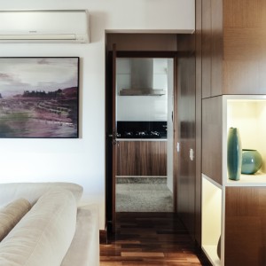 Foto da sala de estar para a cozinha. (Ar:Co – Arquitetura Cooperativa).