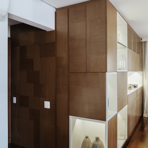 Foto da sala de estar para o banheiro com a porta fechada. (Ar:Co – Arquitetura Cooperativa).