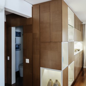 Foto da sala de estar para o banheiro com a porta aberta. (Ar:Co – Arquitetura Cooperativa).