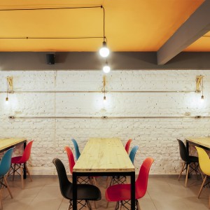 Vista do salão do térreo. (Ar:Co – Arquitetura Cooperativa).