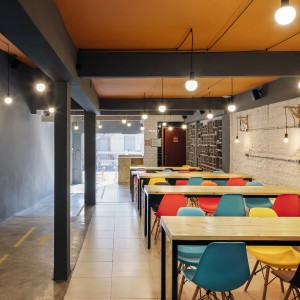 Vista do salão do térreo para área de entrada. (Ar:Co – Arquitetura Cooperativa).