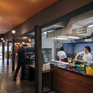 Vista da circulação para a cozinha. (Ar:Co – Arquitetura Cooperativa).