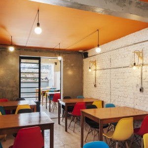 Vista do salão do pavimento superior para o salão avarandado. (Ar:Co – Arquitetura Cooperativa).