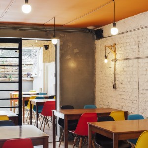 Vista do salão do pavimento superior para o salão avarandado. (Ar:Co – Arquitetura Cooperativa).