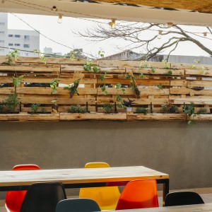 Vista do salão avarandado para a horta. (Ar:Co – Arquitetura Cooperativa).