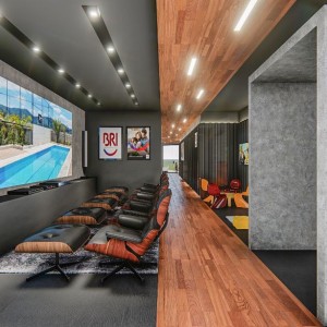 Vista da sala de projeção / área infantil. (Ar:Co-Arquitetura Cooperativa).