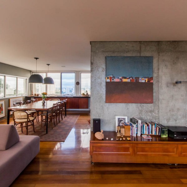 Vista da Sala de Estar para a Sala de Jantar. (Ar:Co- Arquitetura Cooperativa).