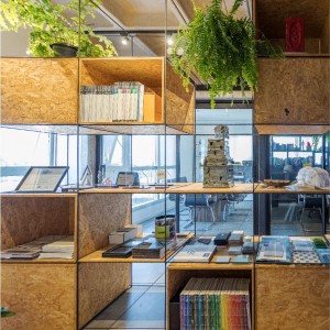Detalhe da prateleira da área de Recepção. (Ar:Co – Arquitetura Cooperativa).