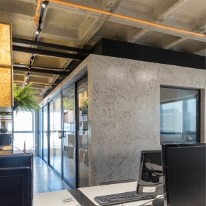 Vista da Sala de Funcionários para o volume das Salas da Diretoria e Reuniões. (Ar:Co – Arquitetura Cooperativa).