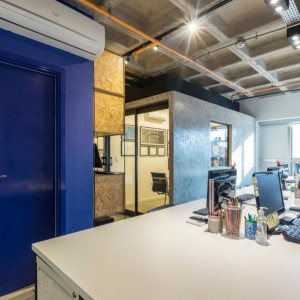 Vista da Sala de Funcionários para o volume da Copa e das Salas da Diretoria / Reuniões. (Ar:Co – Arquitetura Cooperativa).