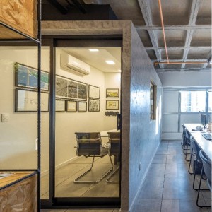 Vista da Sala de Diretoria 2. (Ar:Co – Arquitetura Cooperativa).