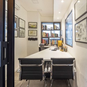 Vista da Sala de Diretoria 2. (Ar:Co – Arquitetura Cooperativa).