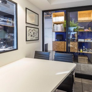 Vista da Sala de Diretoria 2 para o Corredor de Acesso. (Ar:Co – Arquitetura Cooperativa).