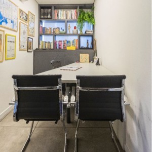 Vista da Sala de Diretoria 1. (Ar:Co – Arquitetura Cooperativa).