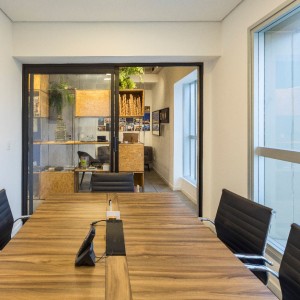 Vista da Sala de Reuniões para o Corredor de Acesso. (Ar:Co – Arquitetura Cooperativa).