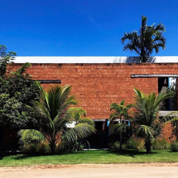 Fachada Frontal. (Ar:Co – Arquitetura Cooperativa).