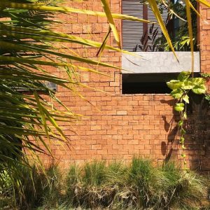 Detalhe Fachada Frontal. (Ar:Co – Arquitetura Cooperativa).