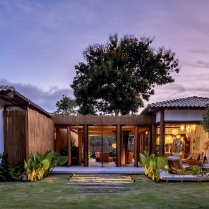 Fachada Frontal ao entardecer. (Ar:Co – Arquitetura Cooperativa).