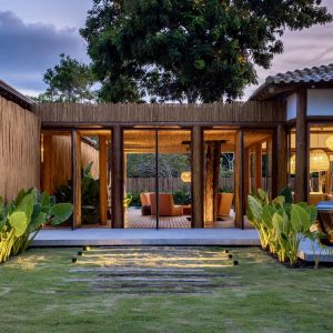 Detalhe da Fachada Frontal ao entardecer. (Ar:Co – Arquitetura Cooperativa).