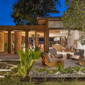 Praça de Boas Vindas a noite. (Ar:Co – Arquitetura Cooperativa).