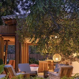 Praça de Boas Vindas a noite. (Ar:Co – Arquitetura Cooperativa).