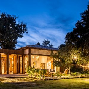 Fachada Frontal a noite. (Ar:Co – Arquitetura Cooperativa).