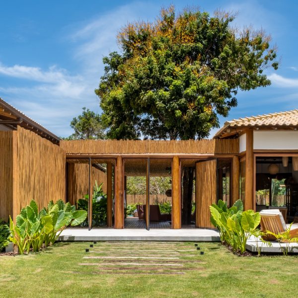 Fachada Frontal de dia. (Ar:Co – Arquitetura Cooperativa).