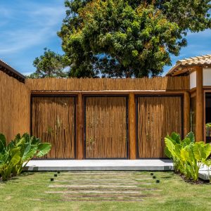Fachada Frontal de dia com as portas fechadas. (Ar:Co – Arquitetura Cooperativa).