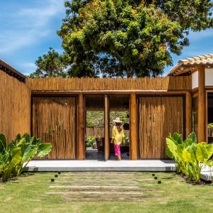 Fachada Frontal de dia com as portas abertas. (Ar:Co – Arquitetura Cooperativa).
